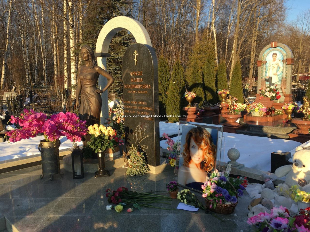 Могила Жанны Фриске (группа Блестящие) на Николо-Архангельском кладбище